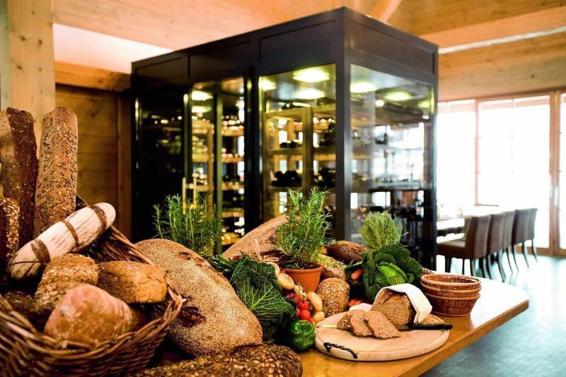 Hotel A-ROSA Kitzbühel Exterior foto Bread and wine at a restaurant