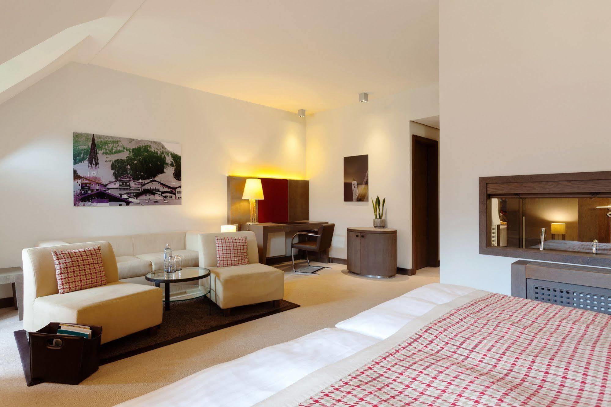 Hotel A-ROSA Kitzbühel Exterior foto A room at the Hotel de la Tour