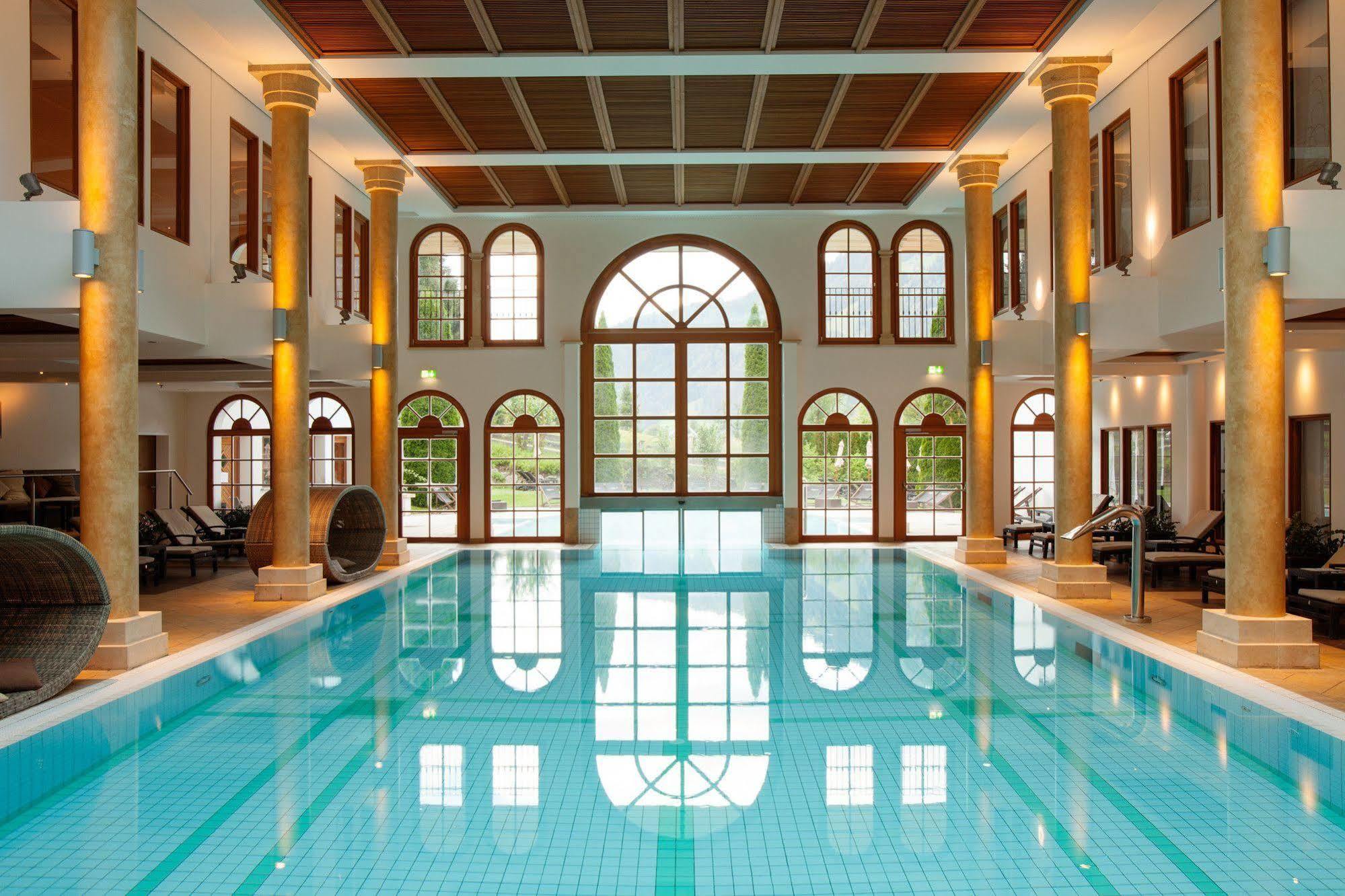 Hotel A-ROSA Kitzbühel Exterior foto The swimming pool at the Hotel