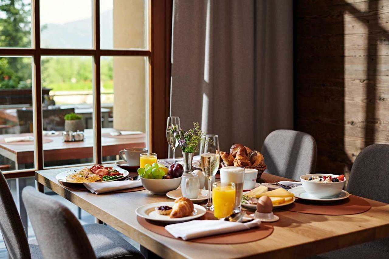 Hotel A-ROSA Kitzbühel Exterior foto Breakfast table